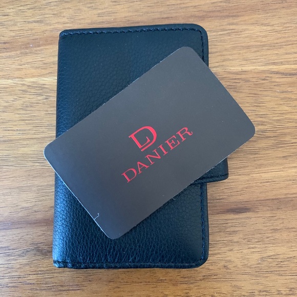 Women’s Danier genuine leather credit card holder - Picture 4 of 4